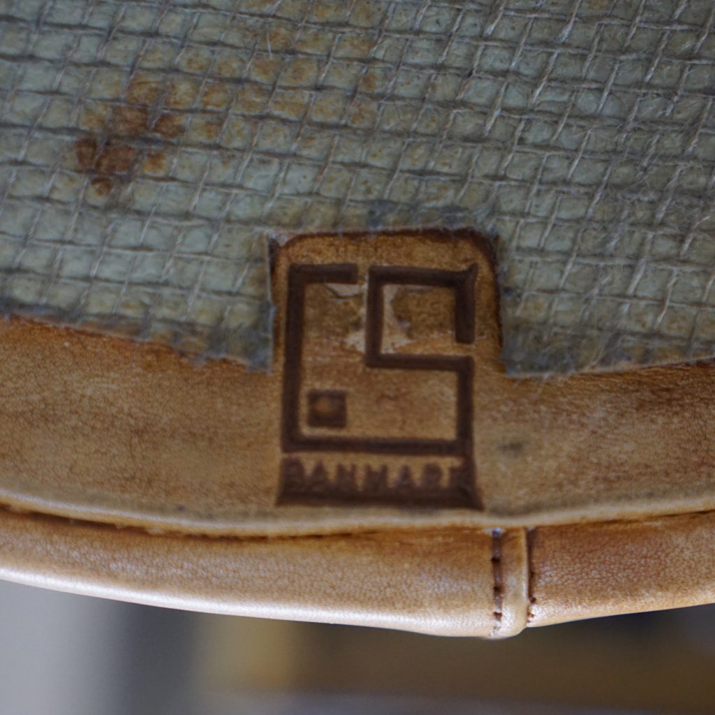 デンマーク Ivan Schlechter Foot Stool 本革オットマン Ivan Schlechter Foot Stool - MOTO FURNITURE 北欧家具 ウェグナー