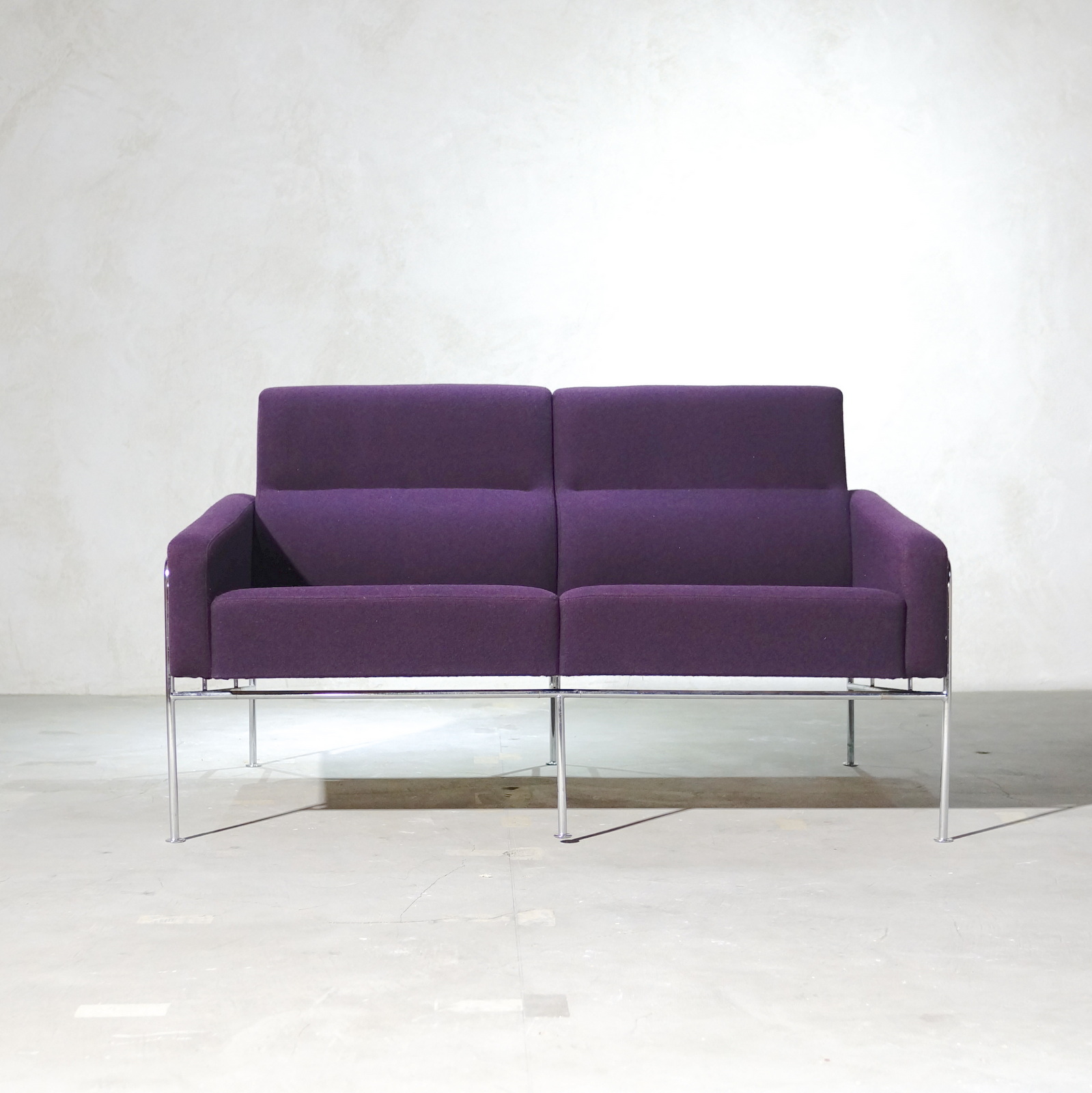 Arne Jacobsen 3302 Sofa (SERIES 3300 2-seater)