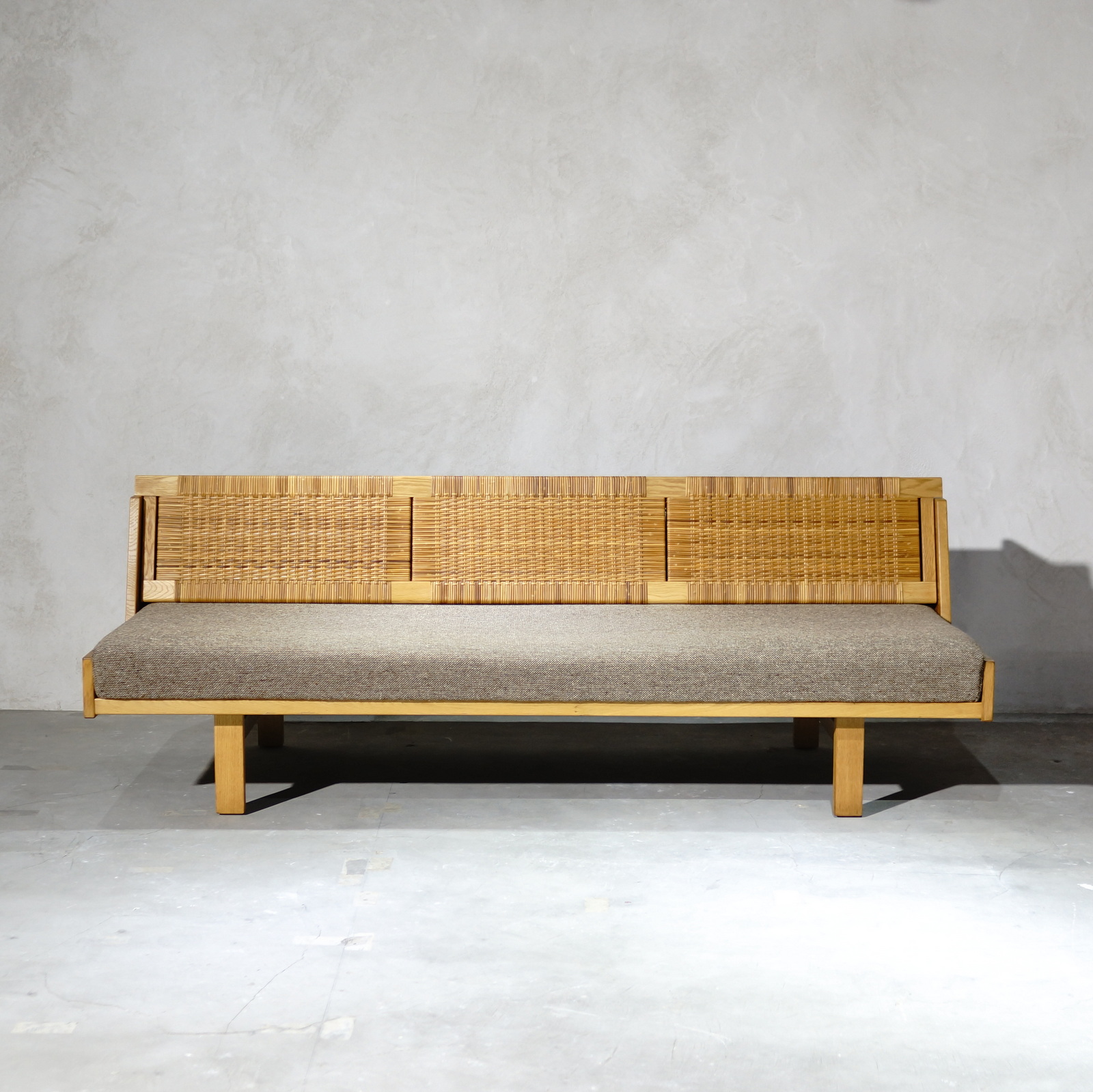 Hans J. Wegner GE258 Daybed 角脚 籐タイプ