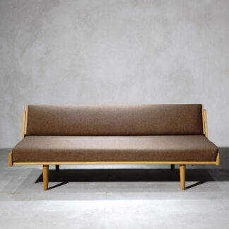 Hans J. Wegner GE258 Daybed Brown Fabric