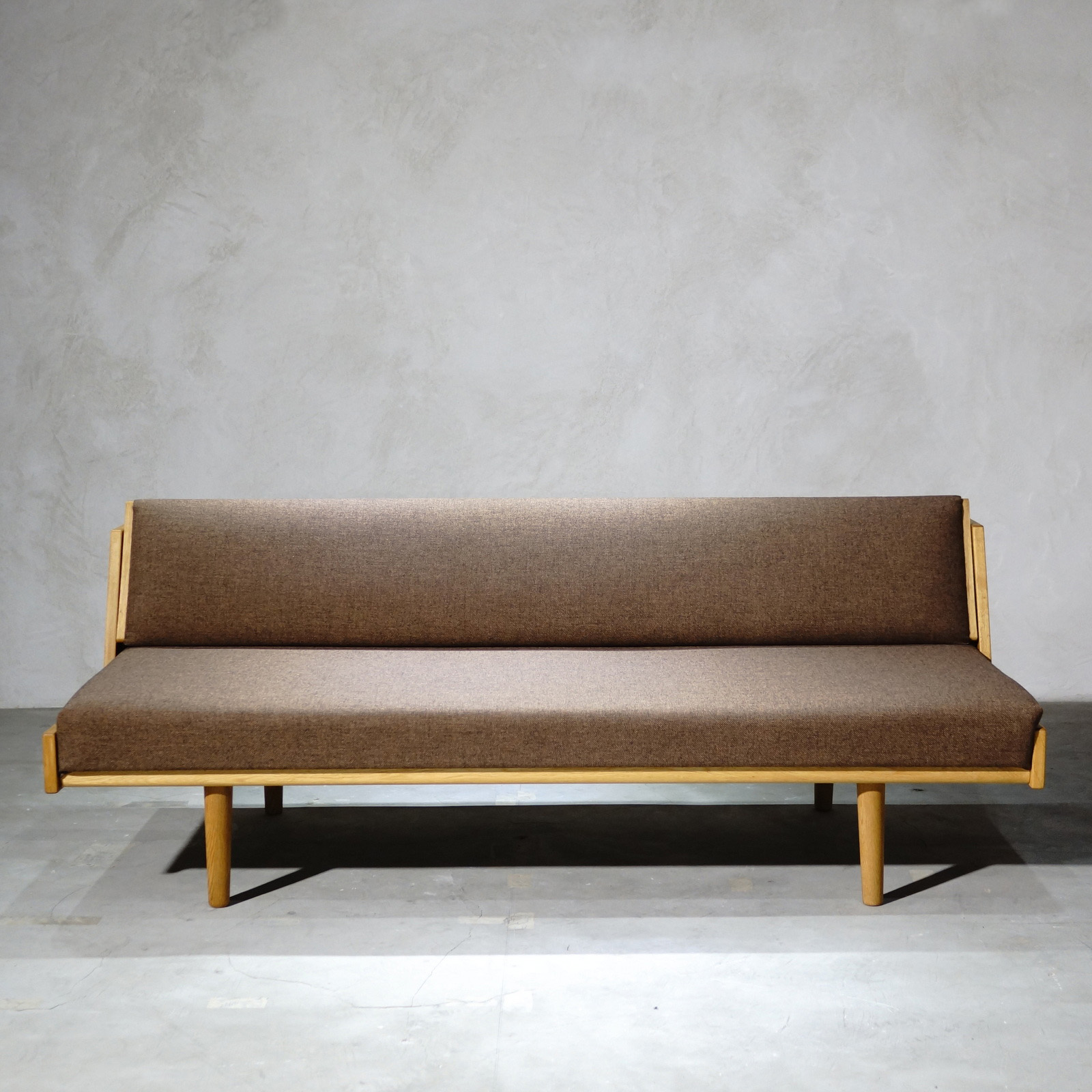 Hans J. Wegner GE258 Daybed Brown Fabric