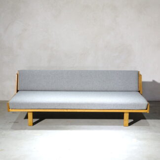 Hans J. Wegner GE258 Daybed Gray fabric