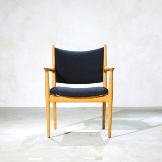 Hans J. Wegner JH513 (Black Fabric)