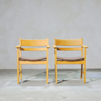 Hans J. Wegner Conference Chair (201710B)