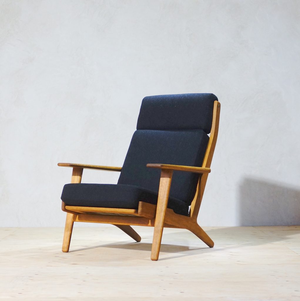 Hans J. Wegner GE290 High Back Oakwith Ottoman Black Fabric - MOTO