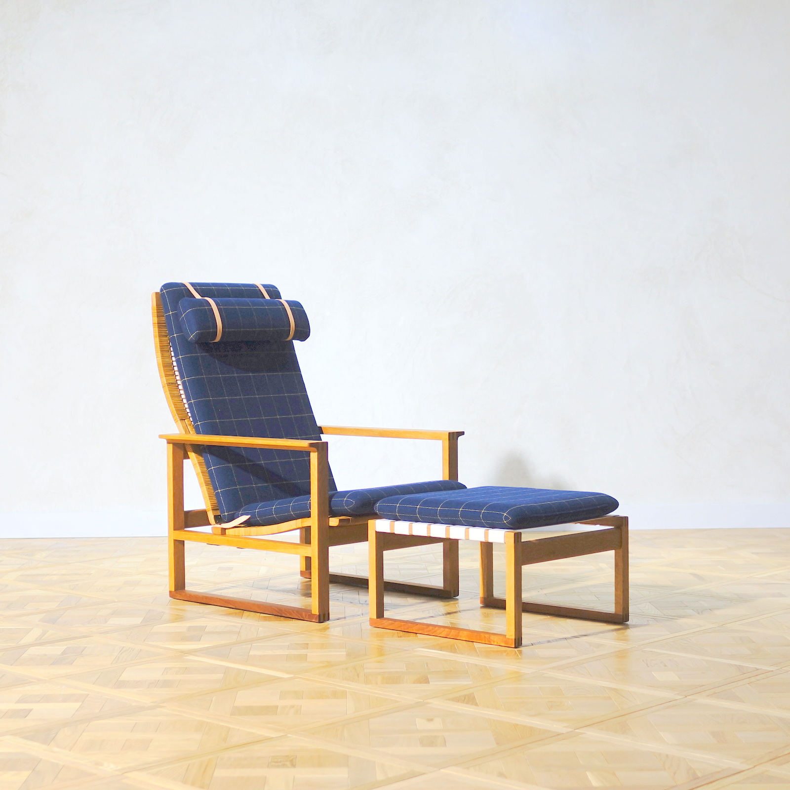 Borge Mogensen Model 2254 with Ottoman Model 2248 - MOTO FURNITURE