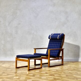 Borge Mogensen Model 2254 with Ottoman Model 2248 Oak