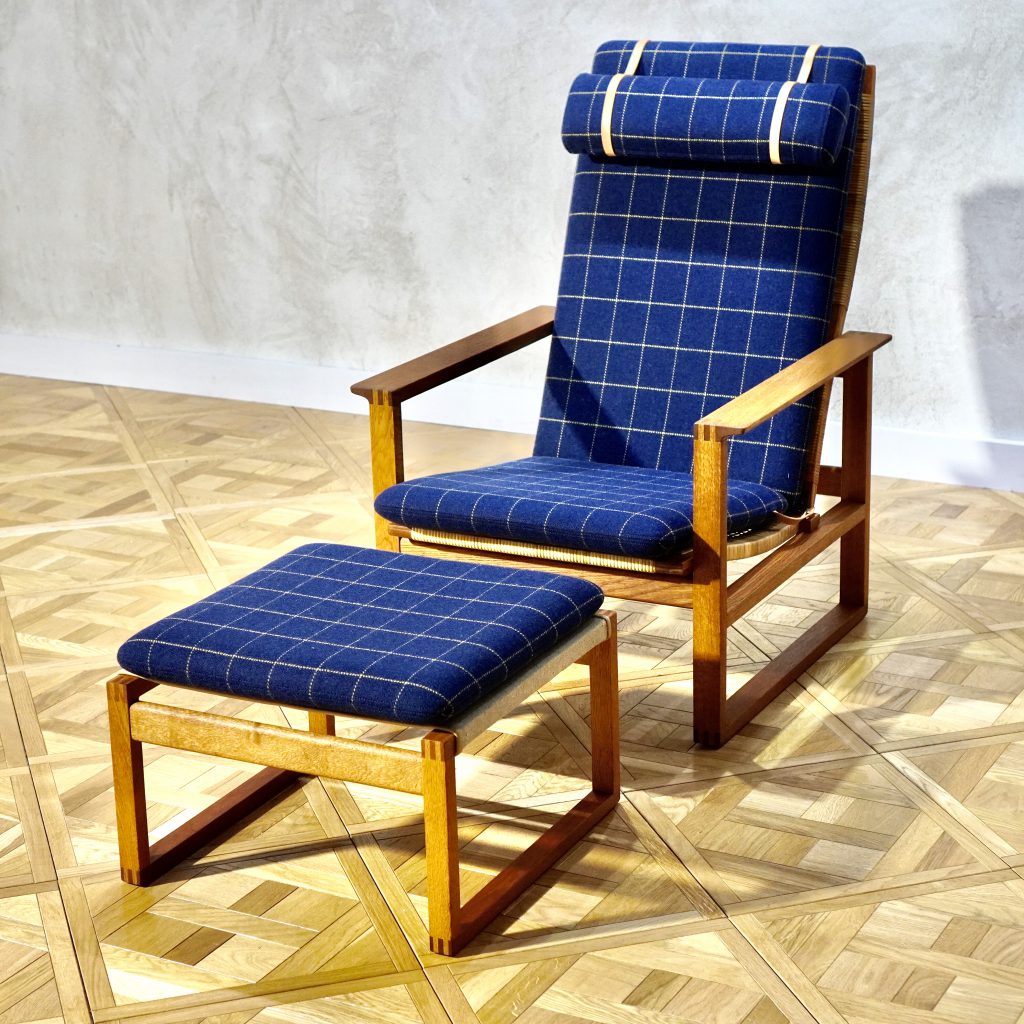 Borge Mogensen Model 2254 with Ottoman Model 2248 Oak - MOTO