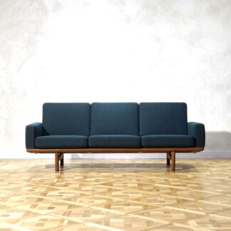 Hans J. Wegner GE236 Sofa Oak