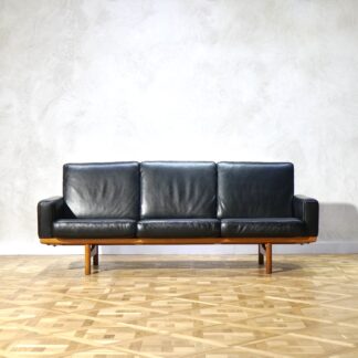 Hans J. Wegner GE236 Sofa Black Leather Oak