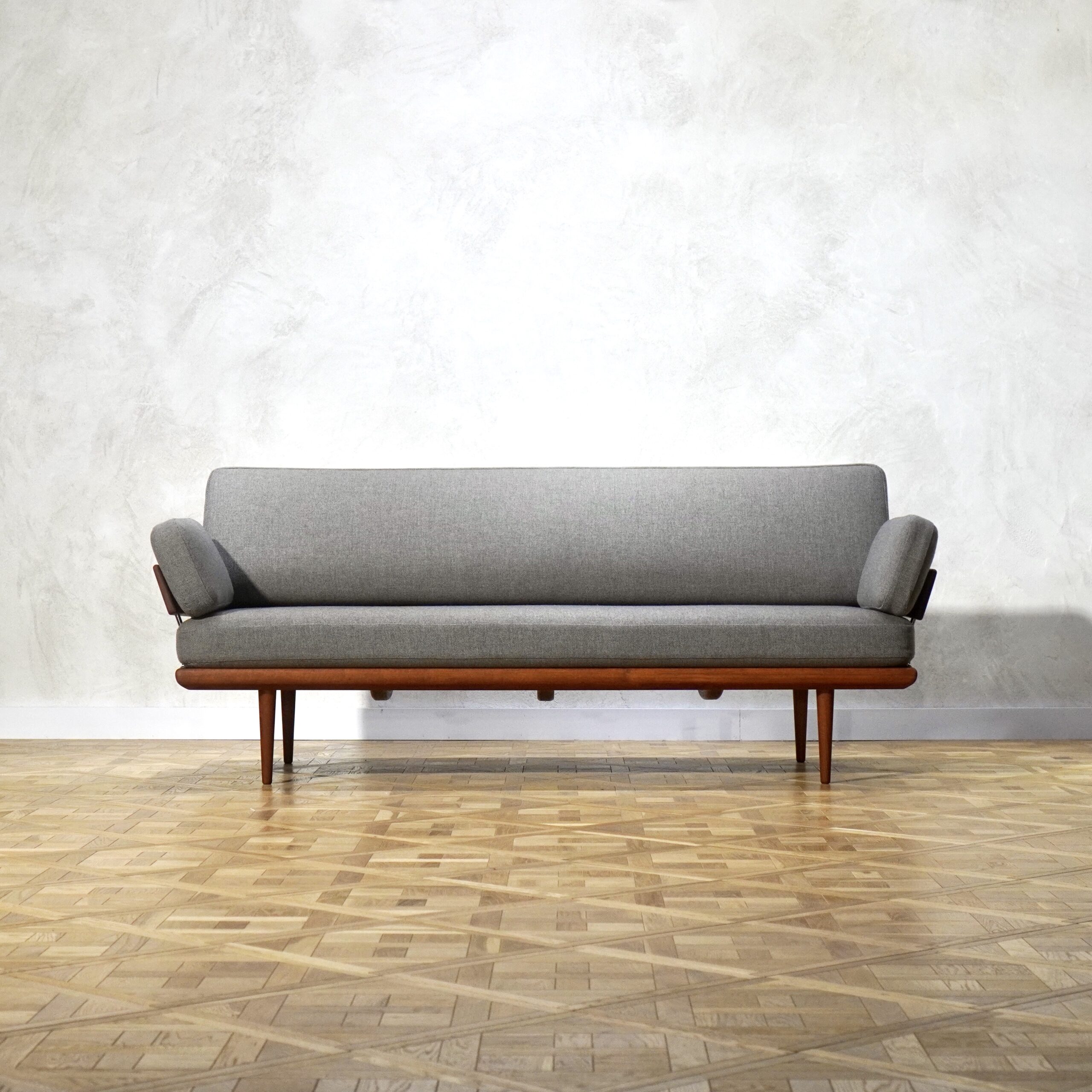 Peter Hvidt & Orla Molgaard Minerva 3 Sofa - MOTO FURNITURE 北欧