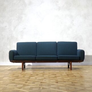 Hans J. Wegner GE236 Sofa Teak