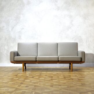 Hans J. Wegner GE236 Sofa Oak