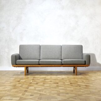 Hans J. Wegner GE236 Sofa Oak