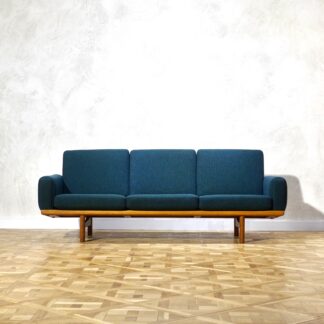 Hans J. Wegner GE236 Sofa Oak