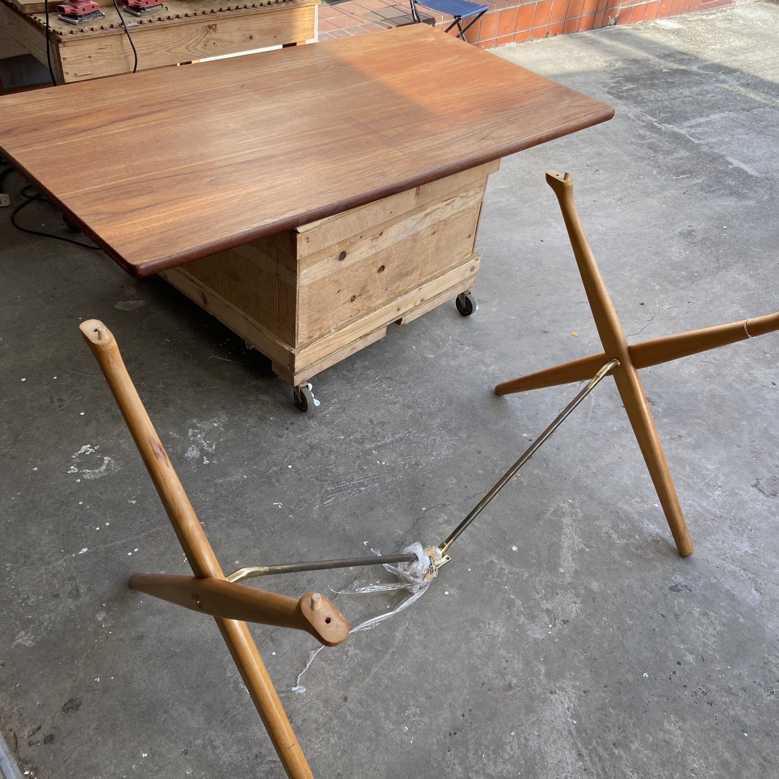 Hans J. Wegner（ウェグナー） Dining table AT303 X-leg 剥離