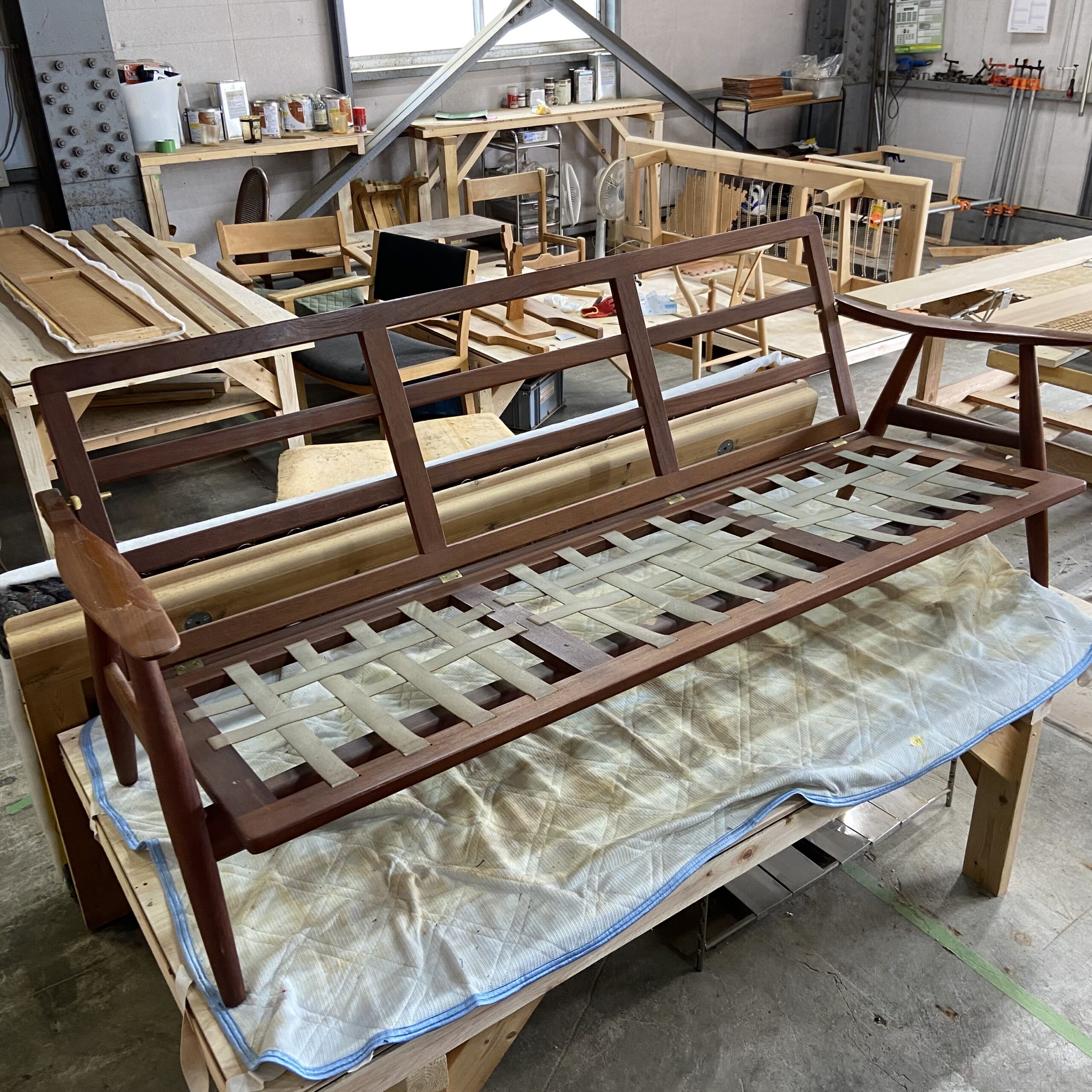 Hans J. Wegner(ウェグナー) GE270 3-seater sofa 剥離作業