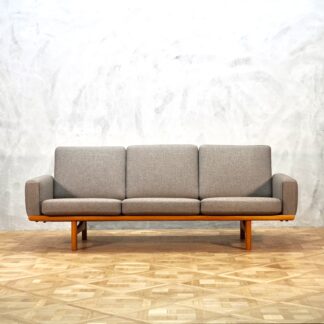 Hans J. Wegner GE236 Sofa Oak