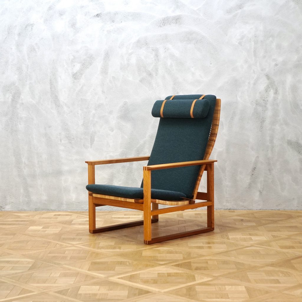 Borge Mogensen Model 2254 with Ottoman Model 2248 Oak - MOTO