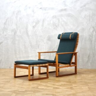 Borge Mogensen Model 2254 with Ottoman Model 2248 Oak