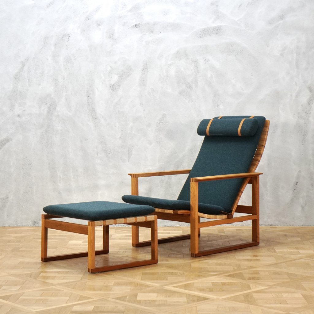Borge Mogensen Model 2254 with Ottoman Model 2248 Oak - MOTO