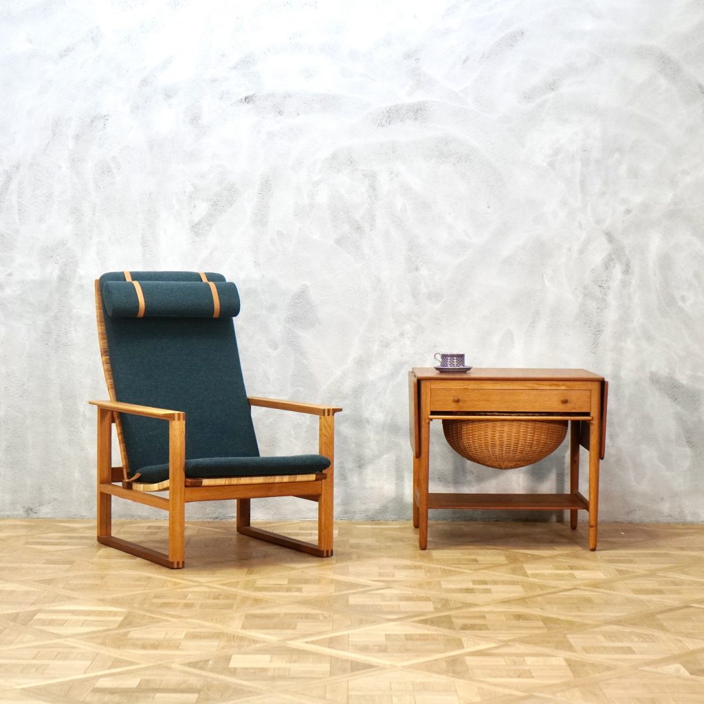 Borge Mogensen Model 2254 with Ottoman Model 2248 Oak - MOTO