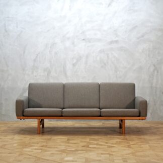 Hans J. Wegner GE236 Sofa Oak
