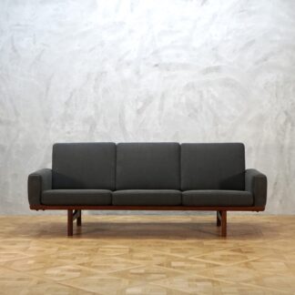 Hans J. Wegner GE236 Sofa Teak