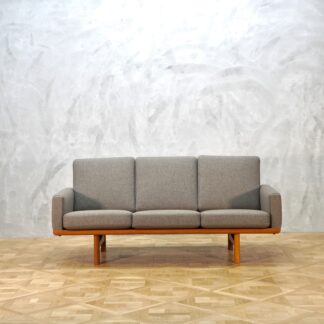 Hans J. Wegner GE235 Sofa Oak
