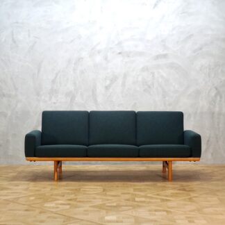 Hans J. Wegner GE236 Sofa Oak