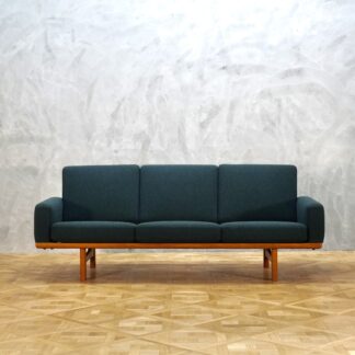 Hans J. Wegner GE236 Sofa Oak