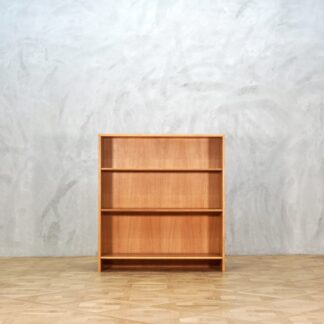 Hans J. Wegner RY Book Shelf Oak Low