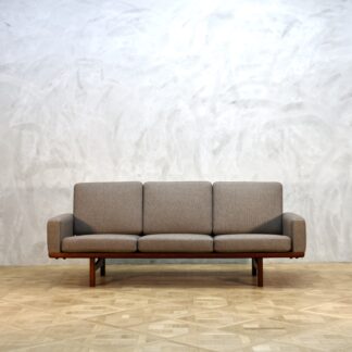 Hans J. Wegner GE236 Sofa Dark Oak
