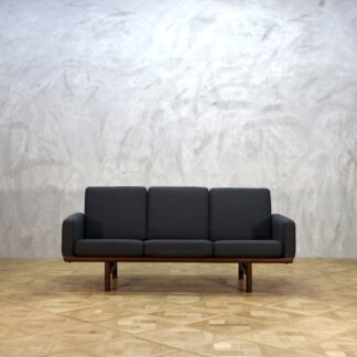 Hans J. Wegner GE235 Sofa Dark Oak