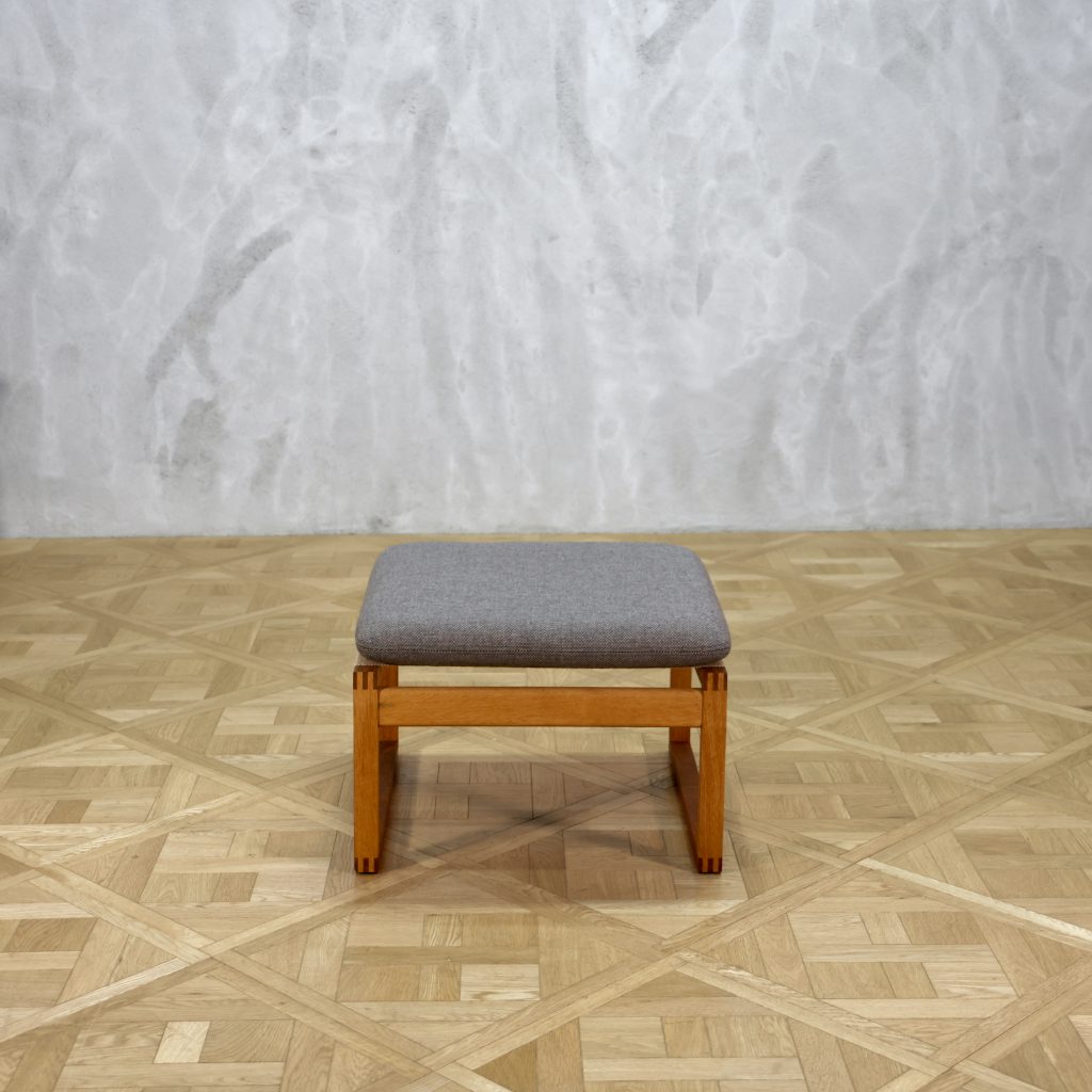 Borge Mogensen Model 2254 with Ottoman Model 2248 Oak - MOTO