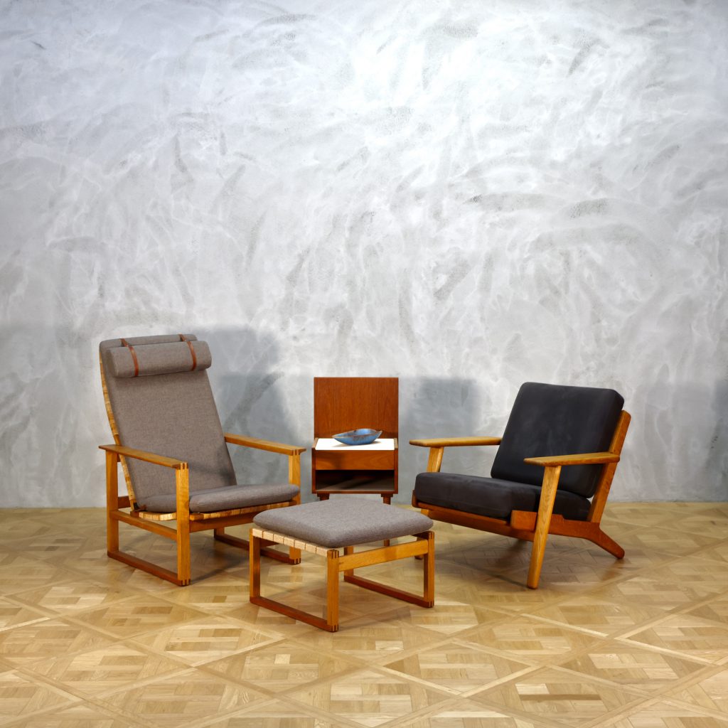 Borge Mogensen Model 2254 with Ottoman Model 2248 Oak - MOTO