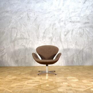 Arne Jacobsen Swan Chair FH3320