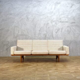 Hans J. Wegner GE236 Sofa Oak