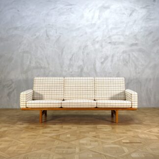 Hans J. Wegner GE236 Sofa Oak