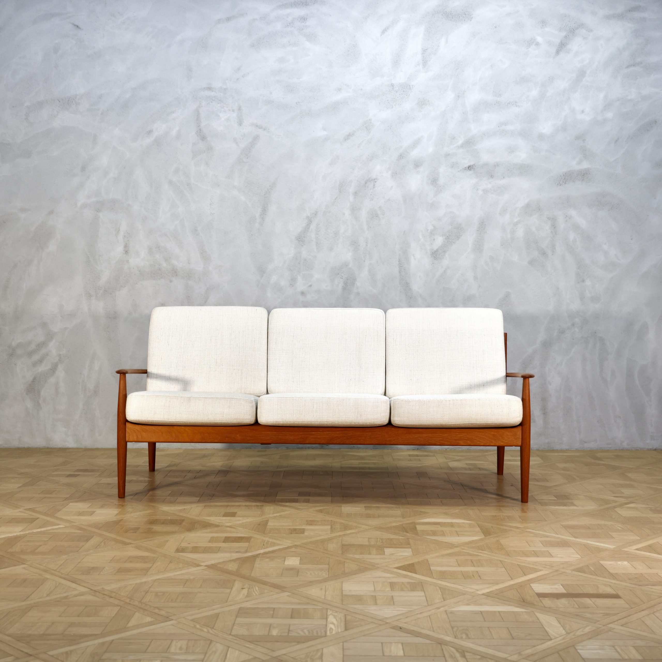 Gawharet El Fan ダルブッカ　モザイク仕上げ Grete Jalk Sofa Model 118 Teak - MOTO FURNITURE 北欧家具