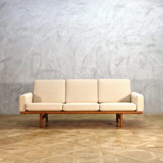 Hans J. Wegner GE236 Sofa Oak