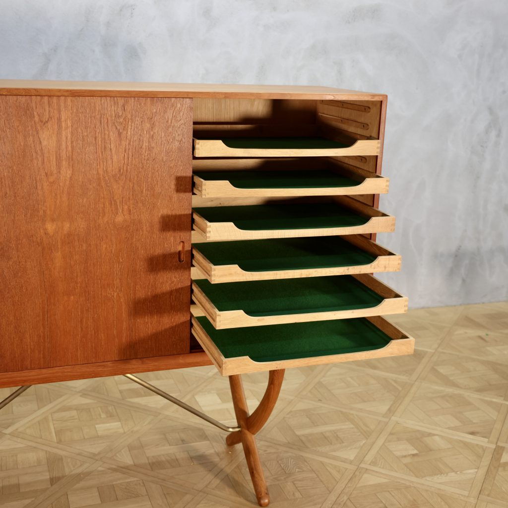 Hans J. Wegner CH 304 Sideboard - MOTO FURNITURE 北欧家具