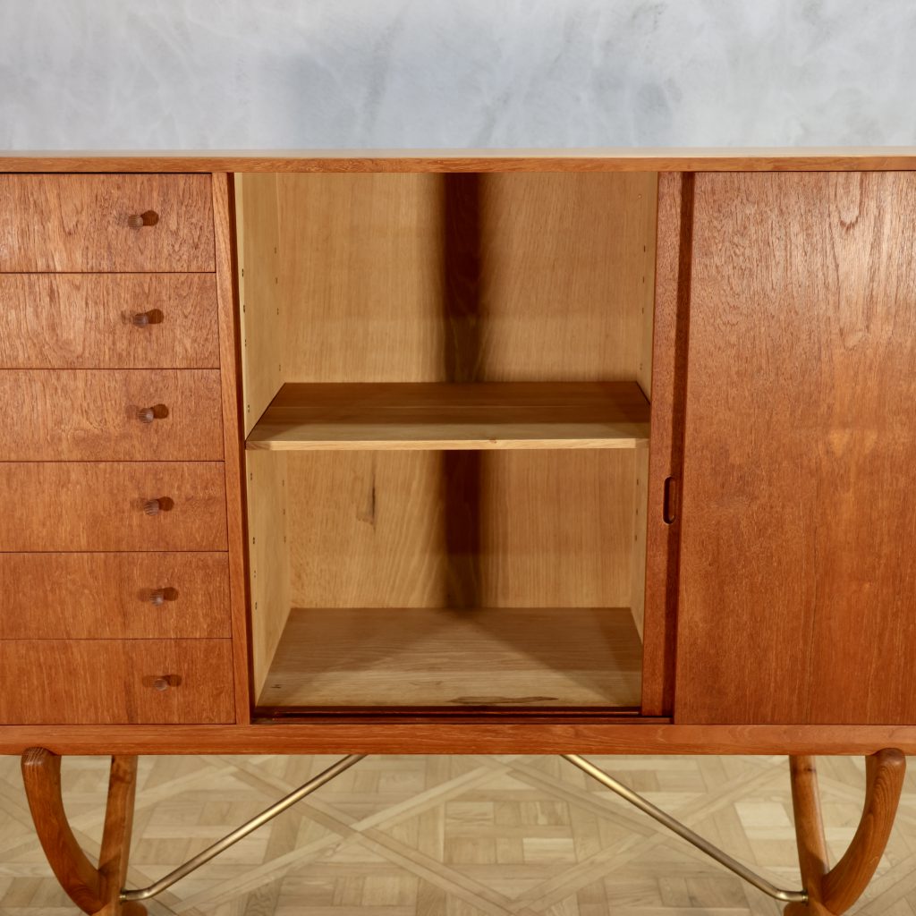 Hans J. Wegner CH 304 Sideboard - MOTO FURNITURE 北欧家具