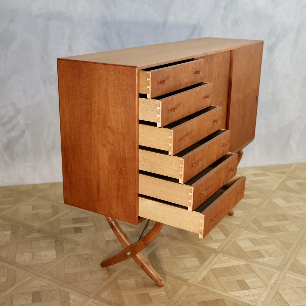 Hans J. Wegner CH 304 Sideboard - MOTO FURNITURE 北欧家具