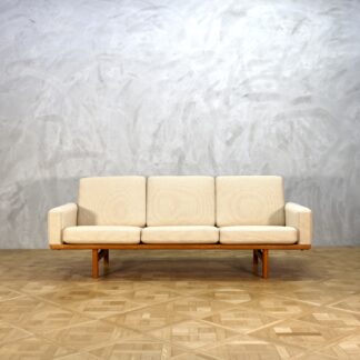 Hans J. Wegner GE236 Sofa Oak