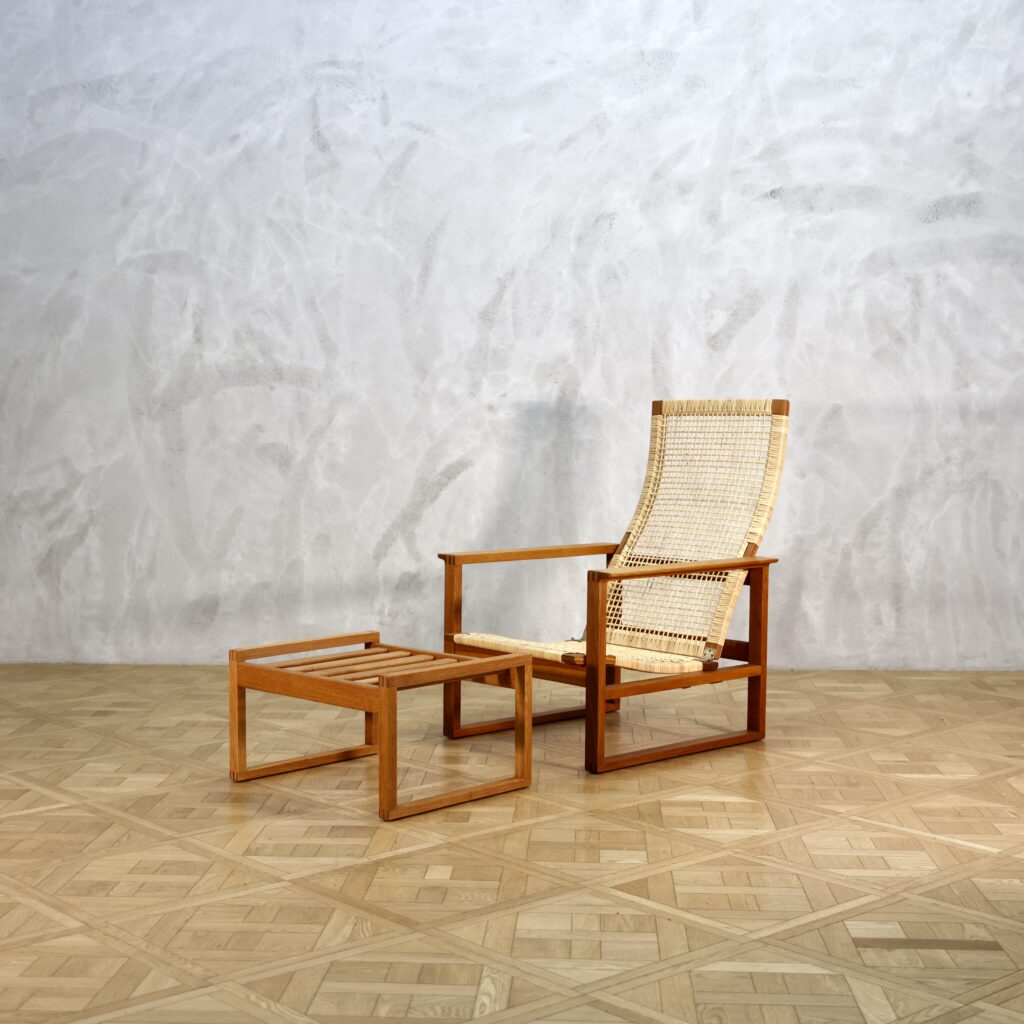 Borge Mogensen Model 2254 with Ottoman Model 2248 Oak - MOTO