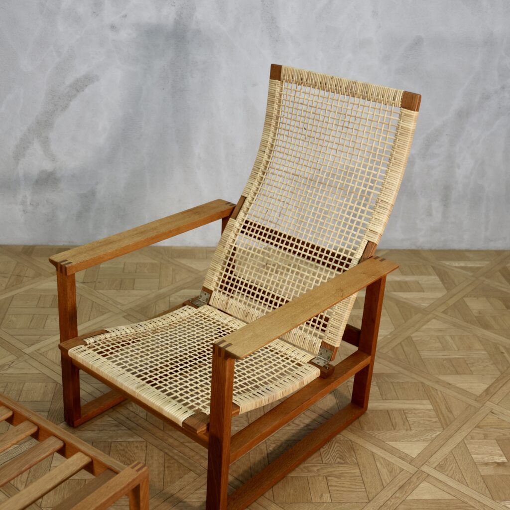 Borge Mogensen Model 2254 with Ottoman Model 2248 Oak - MOTO