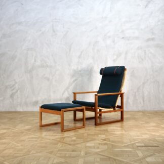 Borge Mogensen Model 2254 with Ottoman Model 2248 Oak