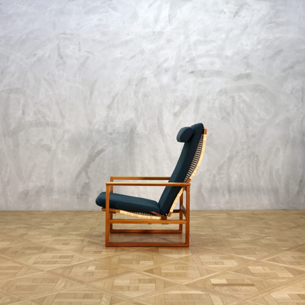 Borge Mogensen Model 2254 with Ottoman Model 2248 Oak - MOTO