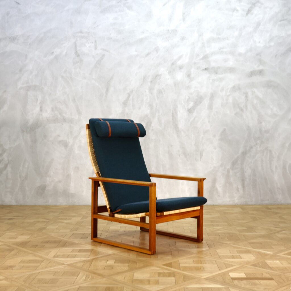 Borge Mogensen Model 2254 with Ottoman Model 2248 Oak - MOTO